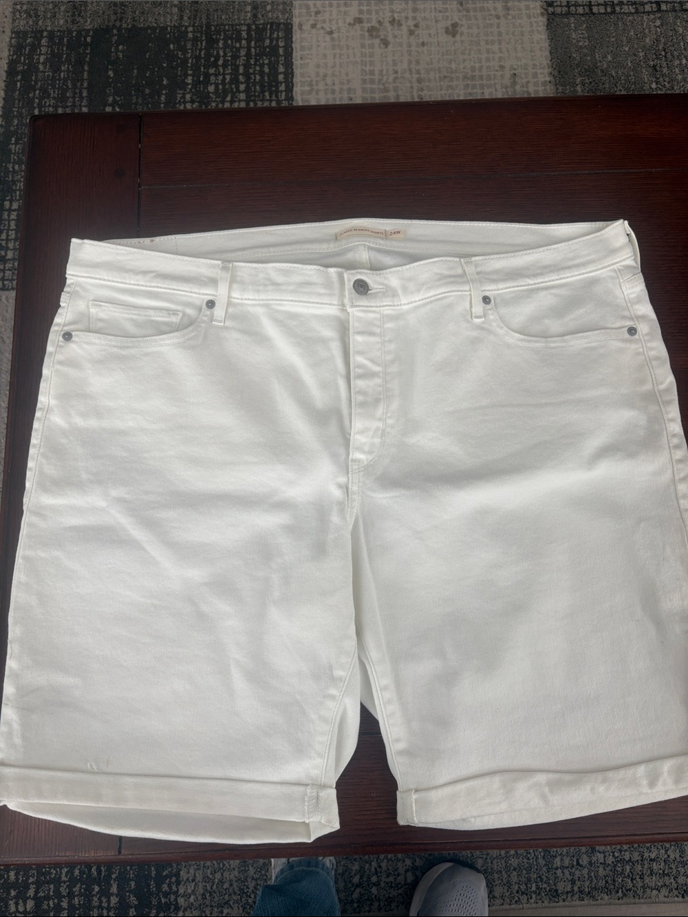 Cute woman’s plus size white new Levi shorts
